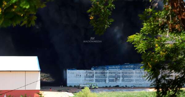 La Nación / Más de 200 bomberos trabajan para aplacar el fuego en el depósito de Puerto Fénix