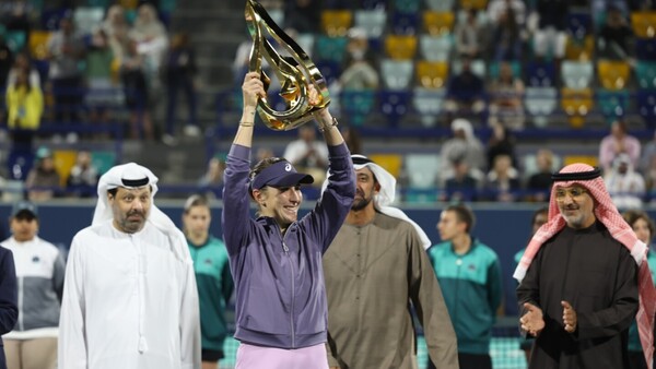 Bencic remonta y reconquista Abu Dabi