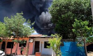 Incendio en depósito de neumáticos: alerta deterioro de la calidad del aire en Asunción