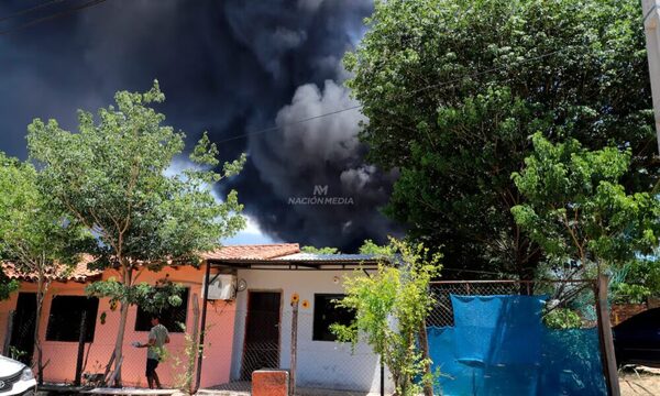 Incendio en depósito de neumáticos: alerta deterioro de la calidad del aire en Asunción