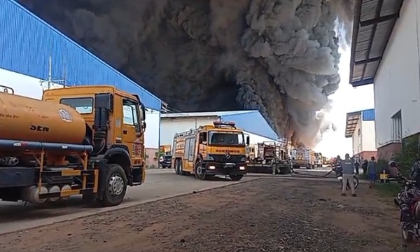 Más de 200 bomberos combaten las llamas en Puerto de Mariano Roque Alonso - OviedoPress