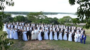 Ayolas: 61 parejas sellan relación amorosa a orillas del río Paraná