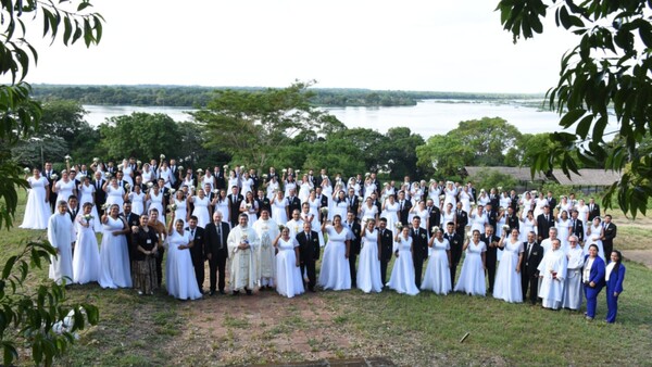 Ayolas: 61 parejas sellan relación amorosa a orillas del río Paraná