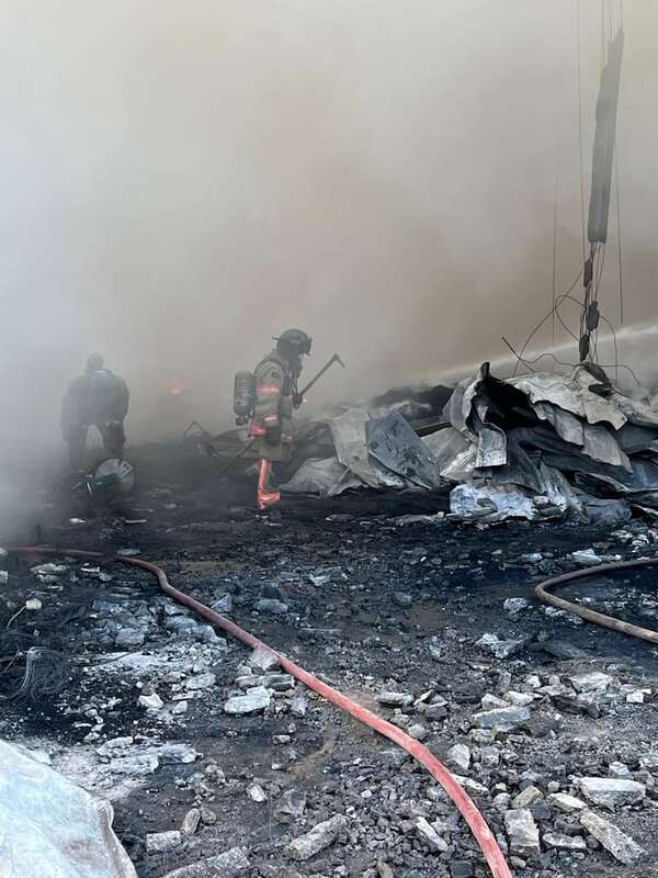 Bomberos controlan incendio en depósito de cubiertas en Roque Alonso - Nacionales - ABC Color