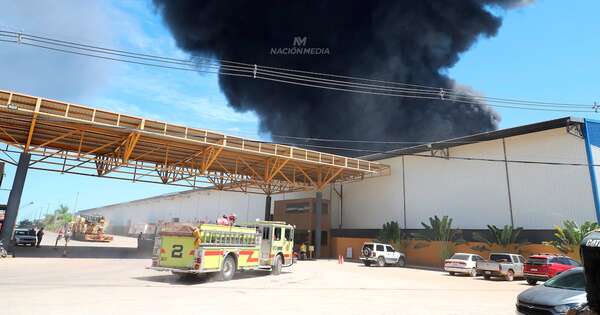 La Nación / Incendio de gran magnitud en Puerto Fénix fue controlado tras contención de bomberos