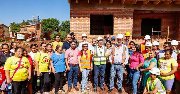 La Nación / Baruja verifica avances de construcción de 160 viviendas en Ciudad del Este