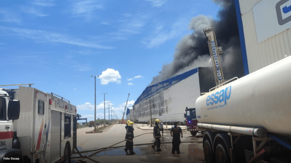 Mades insta a tomar precauciones ante incendio de puerto en Mariano Roque Alonso