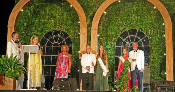 La Nación / En una idílica noche de verano, el Club Náutico coronó a sus soberanas