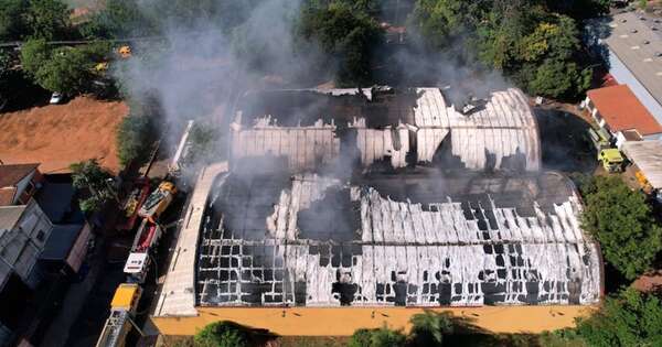 La Nación / Controlan dantesco incendio registrado en depósito de puerto