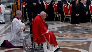Papa interrumpe la lectura de su homilía por "dificultades en la respiración"