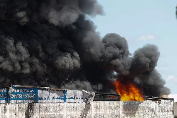 Voraz incendio en MRA: 200 bomberos trabajaron más de 8 horas para controlarlo