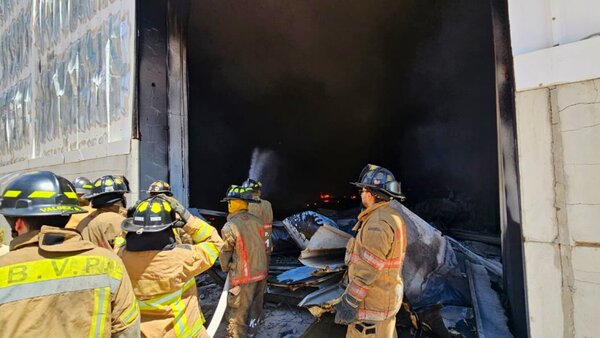 La titánica lucha de bomberos por 10 horas: Así fue el combate contra voraz incendio en MRA