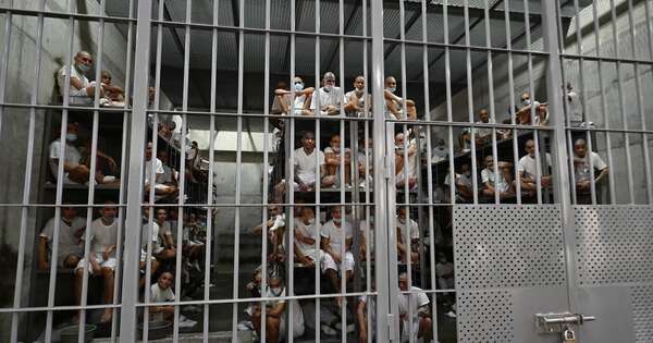 La Nación / El Salvador elevó penas de cárcel hasta 60 años para homicidios