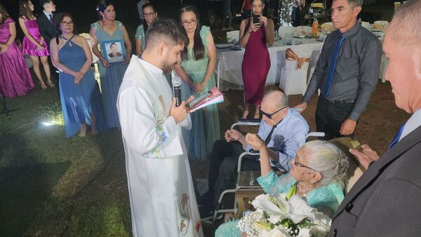 Matrimonio Celebra Sus Bodas de Titanio en Jhugua Tadeo