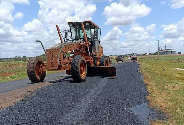 Se inicia trabajo de bacheo en la deteriorada ruta que une tres distritos en Alto Paraná - ABC en el Este - ABC Color