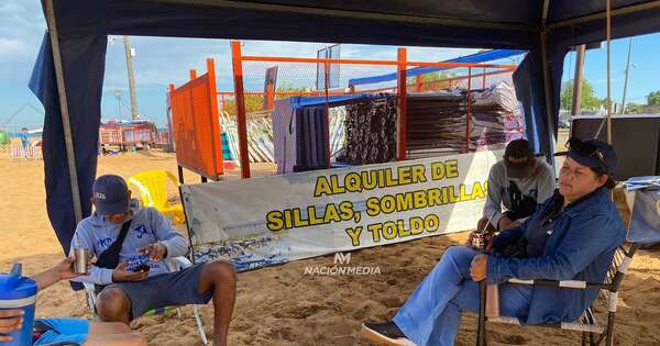 La Nación / Paga estudios de sus hijos con alquiler de sillas y sombrillas en playa de Encarnación