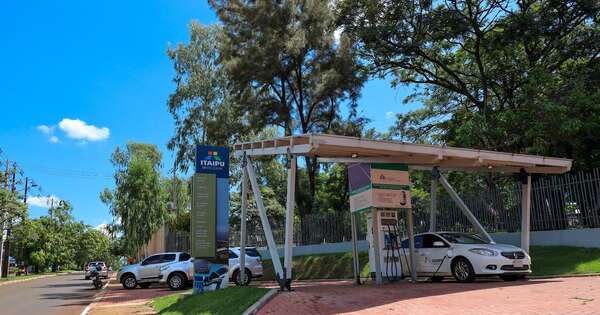 La Nación / Itaipú habilitó estación para vehículos eléctricos con techo solar