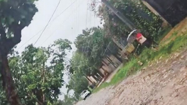 Vecina riega el empedrado y descompone la calle, dicen