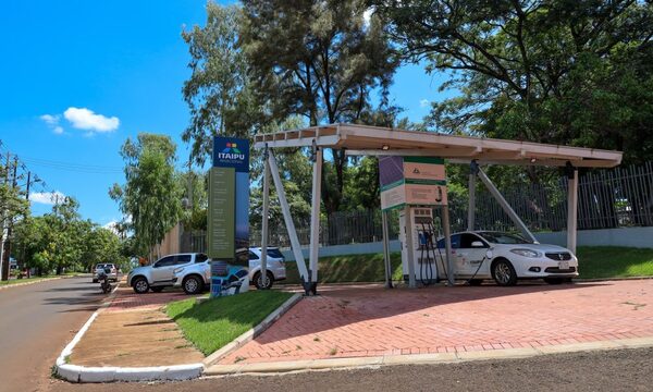 Estación de recarga con techo solar fotovoltaico para vehículos eléctricos opera en CDE