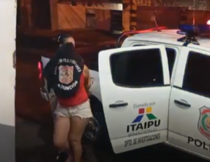 Detienen a una mujer por atacar con un puñal a su pareja