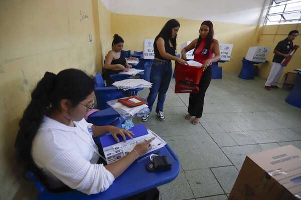 Cierran las urnas en las elecciones generales de Ecuador y comienza el conteo de votos - Mundo - ABC Color