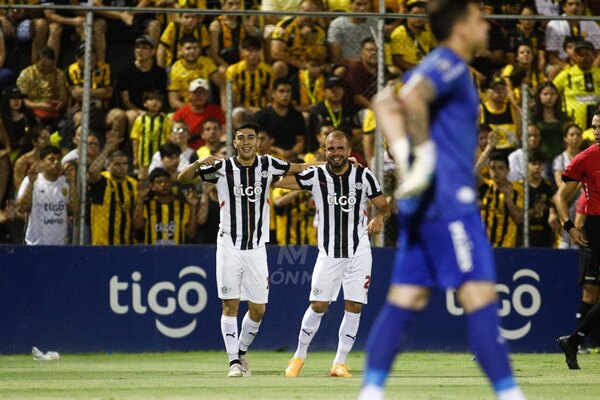 Versus / Libertad tumba el invicto de Guaraní en Dos Bocas y salta a la cima