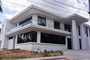 Avanza construcción de lujosa vivienda de senador cartista en barrio exclusivo - Política - ABC Color