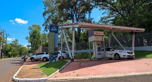 Estación de recarga con techo solar fotovoltaico para vehículos eléctricos esta disponible en CDE