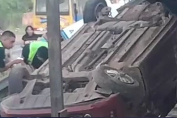 Un vehículo se volcó por exceso de velocidad en Mora Cué - SNT