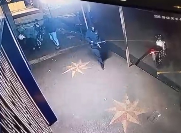 Motoasaltantes desarman a guardia y roban mercaderías y dinero en violento atraco - La Clave
