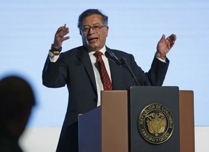 En plena crisis presidente de Colombia pidió la renuncia de todo su gabinete