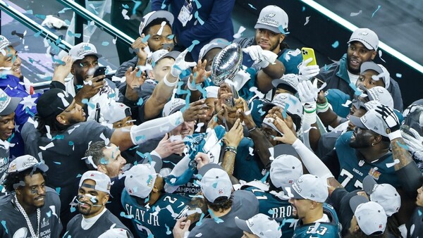 Super Bowl: Los Eagles dan paliza monumental a Chiefs de Mahomes