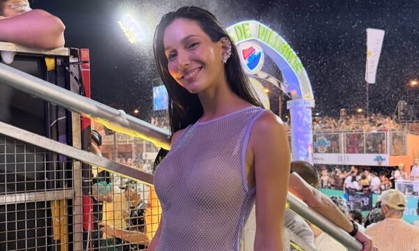 (GALERÍA) ¡Conductora de tevé sorprendió con su vestido transparente onda Grammys!