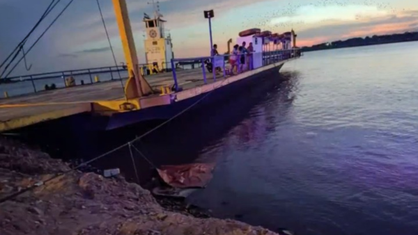 Chofer que esperaba balsa se tiró al río para nadar y desapareció