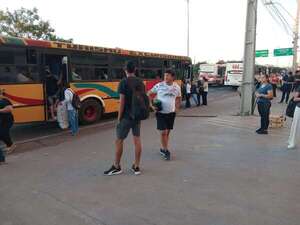 Falta de buses: pasajeros deben salir tres horas antes para no llegar tarde a su destino - Nacionales - ABC Color
