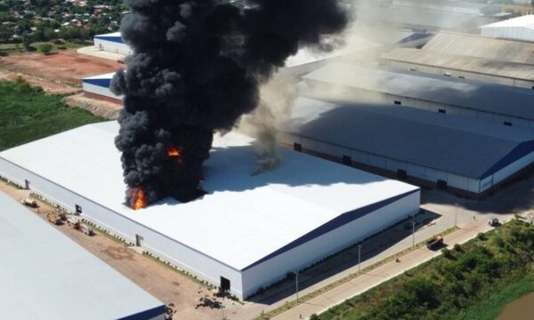 Incendio en Puerto Fénix: lucharon más de 10 horas e investigan causas del siniestro