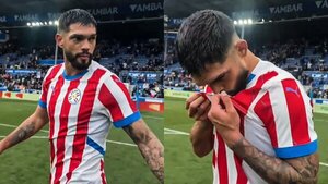Un descomunal Omar Alderete festeja con la albirroja puesta
