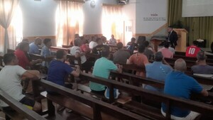 Reos de Tacumbú aprenden oratoria, procurando por su reinserción social