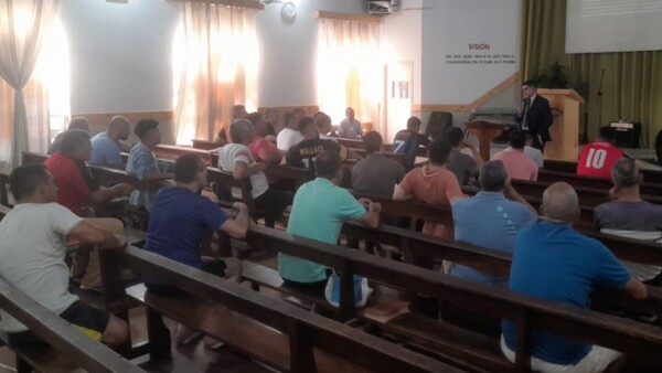 Reos de Tacumbú aprenden oratoria, procurando por su reinserción social