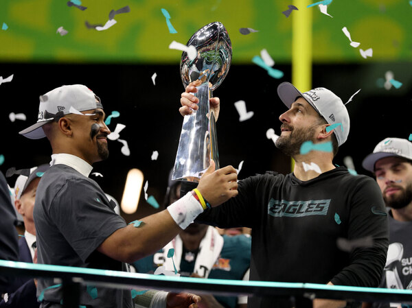 Versus / Los Eagles aplastan a los Chiefs en uno de los resultados más impactantes del Super Bowl