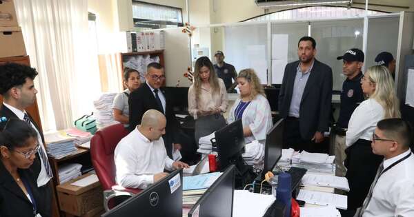 La Nación / Mafia de los pagarés: Fiscalía allanó cinco juzgados del área Central