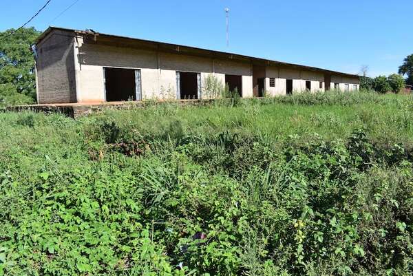 Infraestructura de millonaria inversión se encuentra abandonada y rodeada de maleza - Nacionales - ABC Color