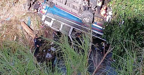 La Nación / Confirman 51 muertos en accidente de autobús en Guatemala