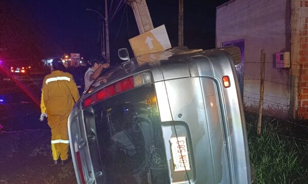 Furgoneta choca contra columna de cemento y conductor se da a la fuga