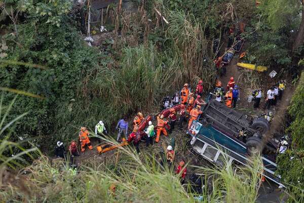 Aumentan a 51 los muertos en accidente de un autobús que cayó por un puente en Guatemala - Mundo - ABC Color