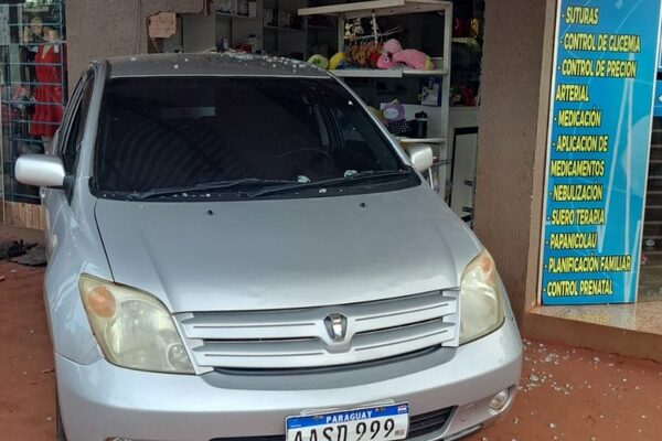 Borracho choca contra farmacia