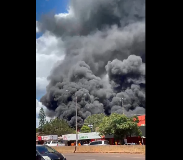 Incendio de grandes proporciones afecta a fábrica en Encarnación - 1000 Noticias