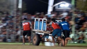 Arman carrera de 80 metros estirando carretas en Caapucú