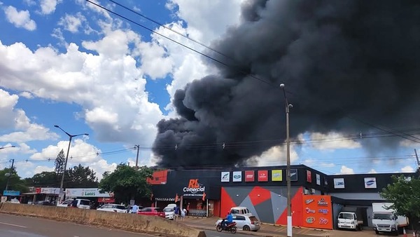 Reportan incendio en fábrica de Itapúa: Un funcionario está internado