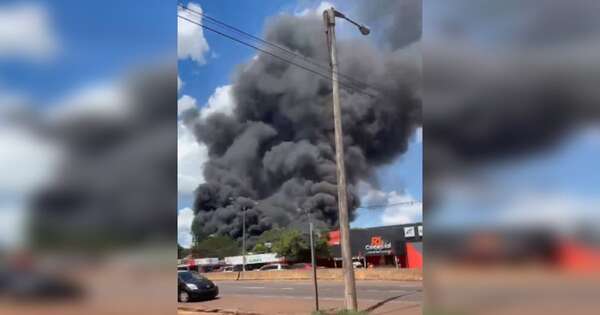 Diario HOY | Reportan incendio de gran magnitud en fábrica de resina en Encarnación
